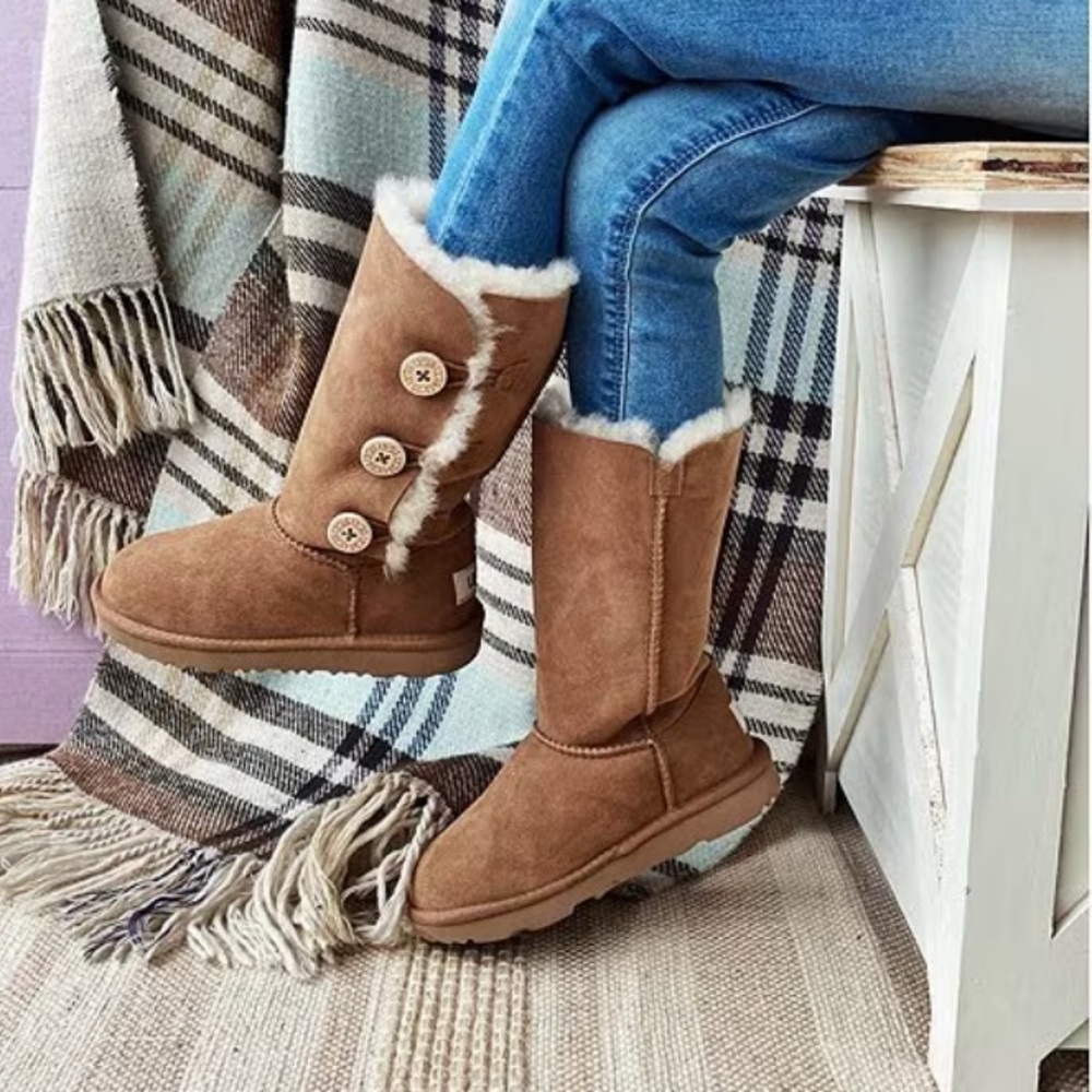 Ugg Girls' Bailey Button Triplet II Boots (Youth) size 1